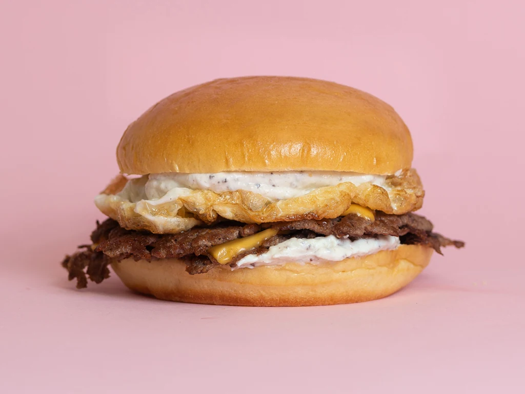 Burger CRUSH completa de Cielo con huevo frito, queso americano y mayo trufada